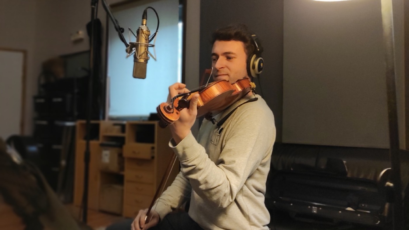 Antoine Dumas recording violins
