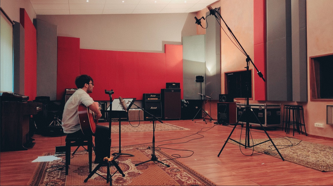 Thomas Nicol recording guitar in the studio for In Utero